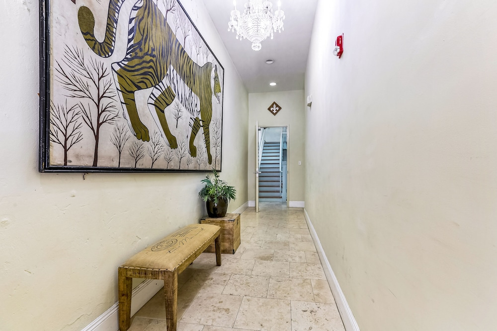 Huge 4-BR 4-BTH Steps to FQ by Hosteeva