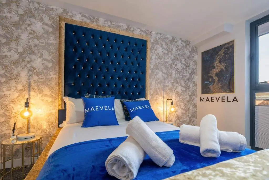 MAEVELA Apartments - Huge 7ft Emperor Luxury 2 Bed Apartment - With Parking - NEW BUILD - City Centre, Digbeth - ROOFTOP TERRACE - PS4 & Smart TV's