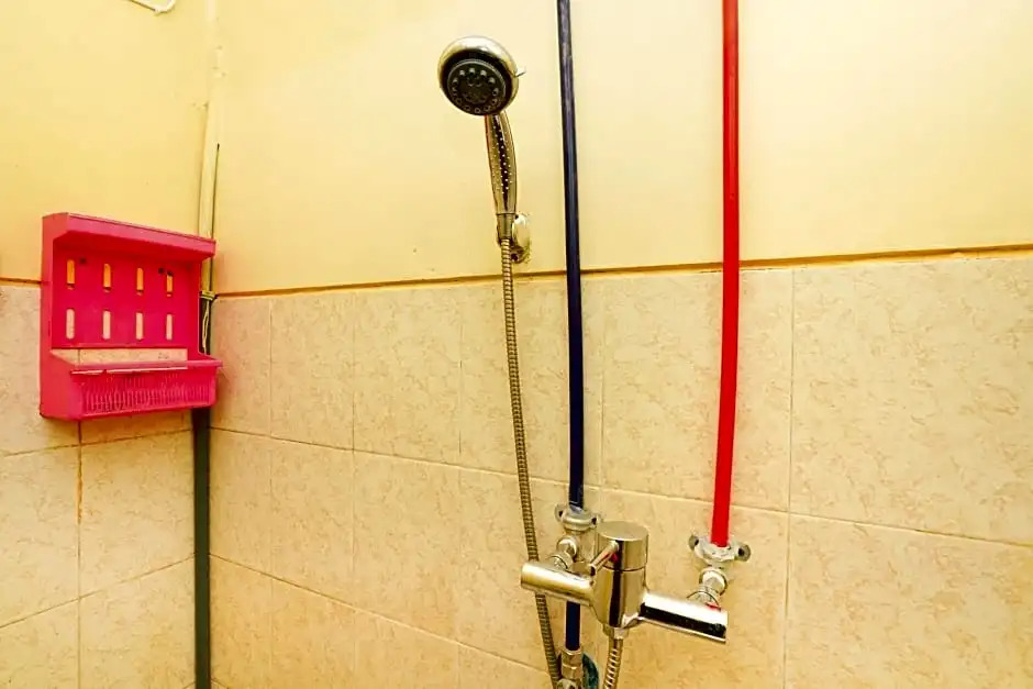 OYO Life 2905 Kost Semampir Tengah Near RSU Premier Surabaya Kota Surabaya