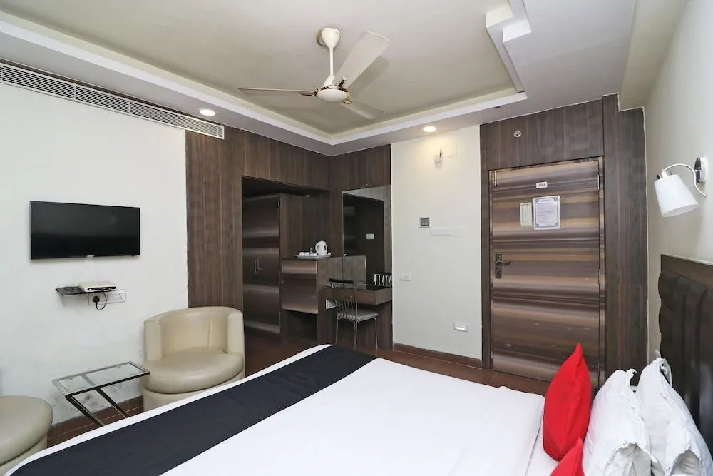 Capital O 1138 Hotel Emerald