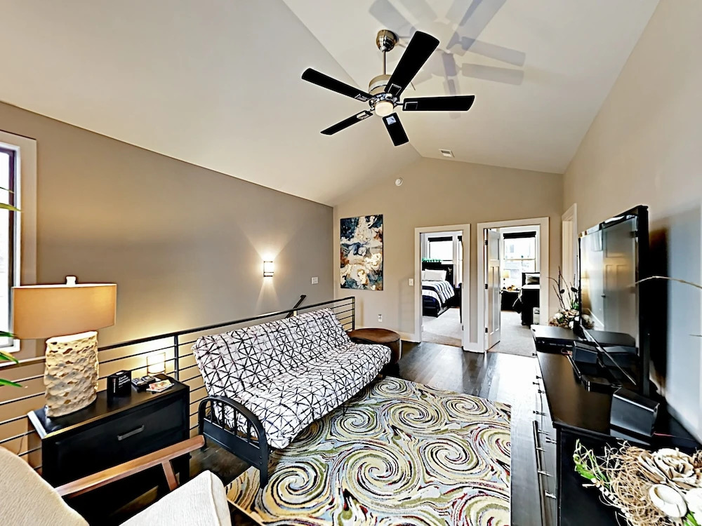 Modern WeHo Apt 8 - 3 Br Townhouse