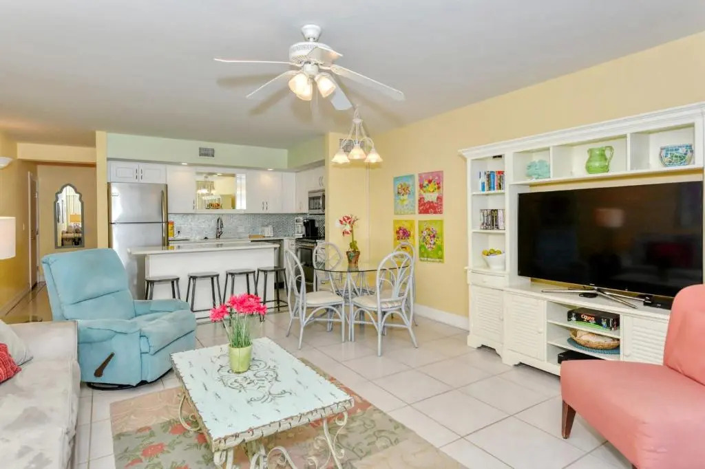 LaPlaya 103A Time to relax Enjoy the peaceful, private beach just a shells throw from your door