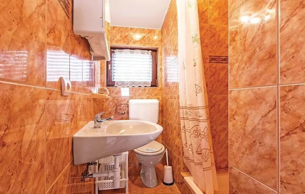 Nice Apartment in Liznjan With 1 Bedrooms