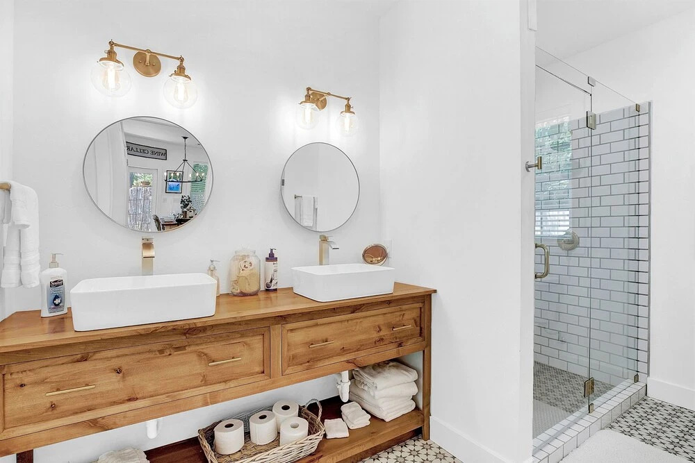 Stunning New Home With Hottub Two Blks From Main St