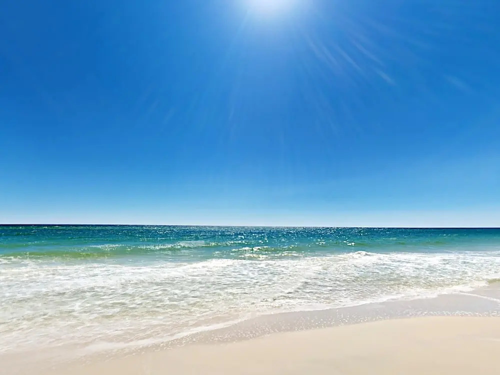 Beachside W/ Balcony - Walkable Location! 3 Bedroom Condo