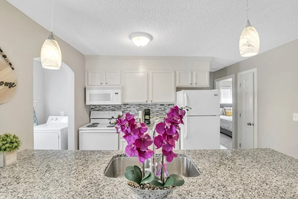 Luxury Crosswalk Uptown District 2 Bedroom Apts by Redawning