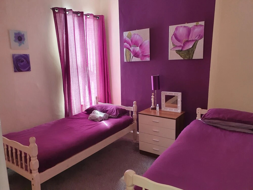 Very Large House Sleeps 12 People 8 Mins From City