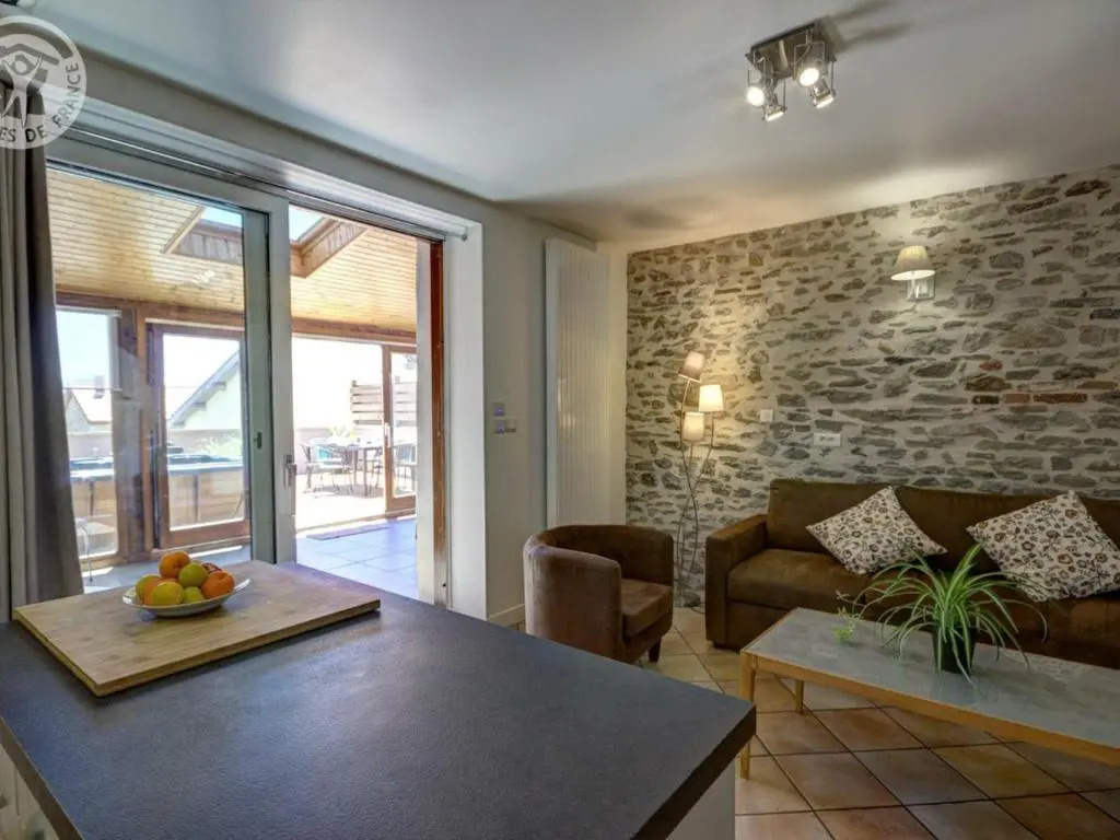 Gîte 3 chambres avec hammam, sauna et jacuzzi à Cellieu - FR-1-496-8