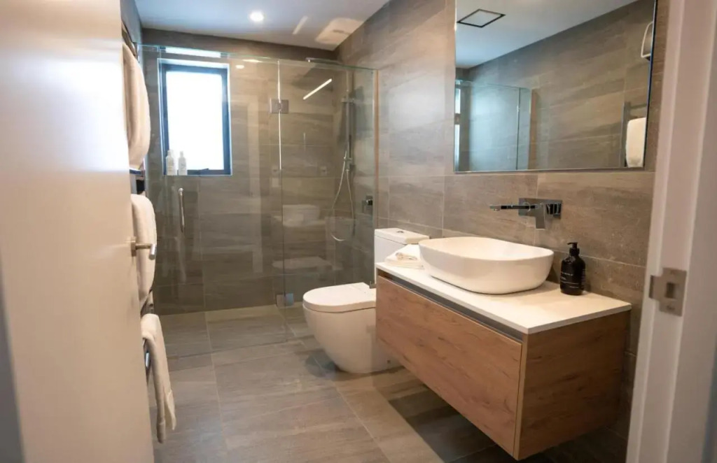 Genoa - Sleeps 6 - Lakefront Apartment