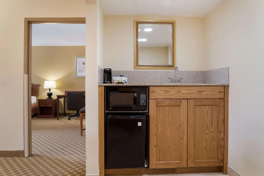 Country Inn & Suites by Radisson, Saginaw, MI