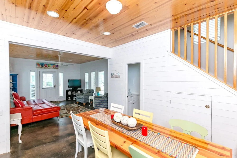 4BR/4.5BA Vibrant House, Village Walk by RedAwning
