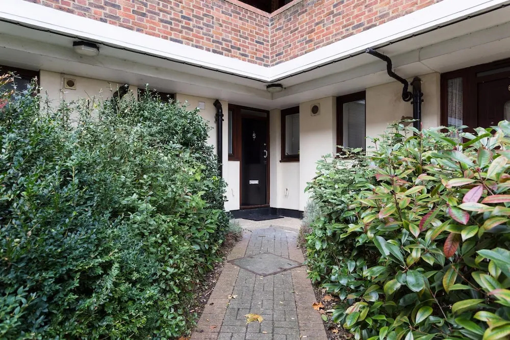 3 Bedroom Flat next to Victoria Park Sleeps 6