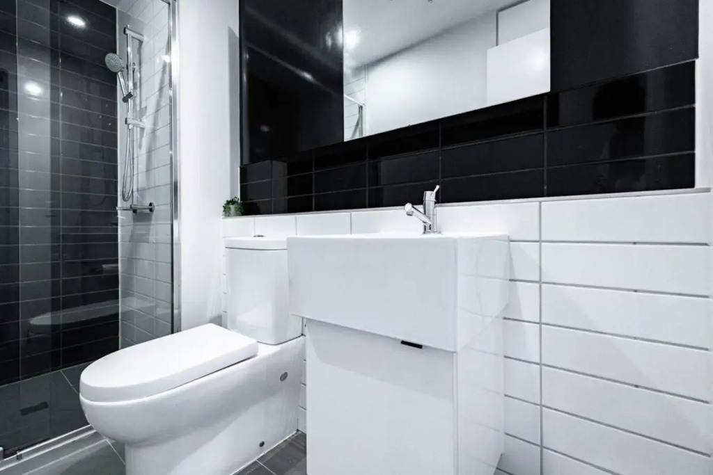 Bright 1BR1BA in MEL CBD+Balcony +wifi