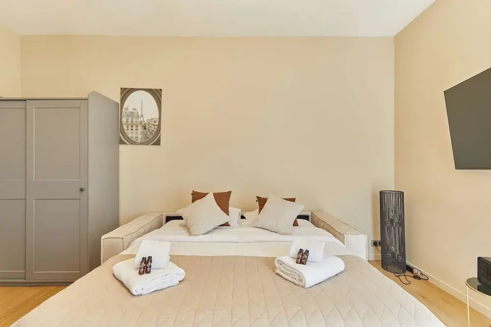 Bright Modern Studio Near the Seine Paris 16