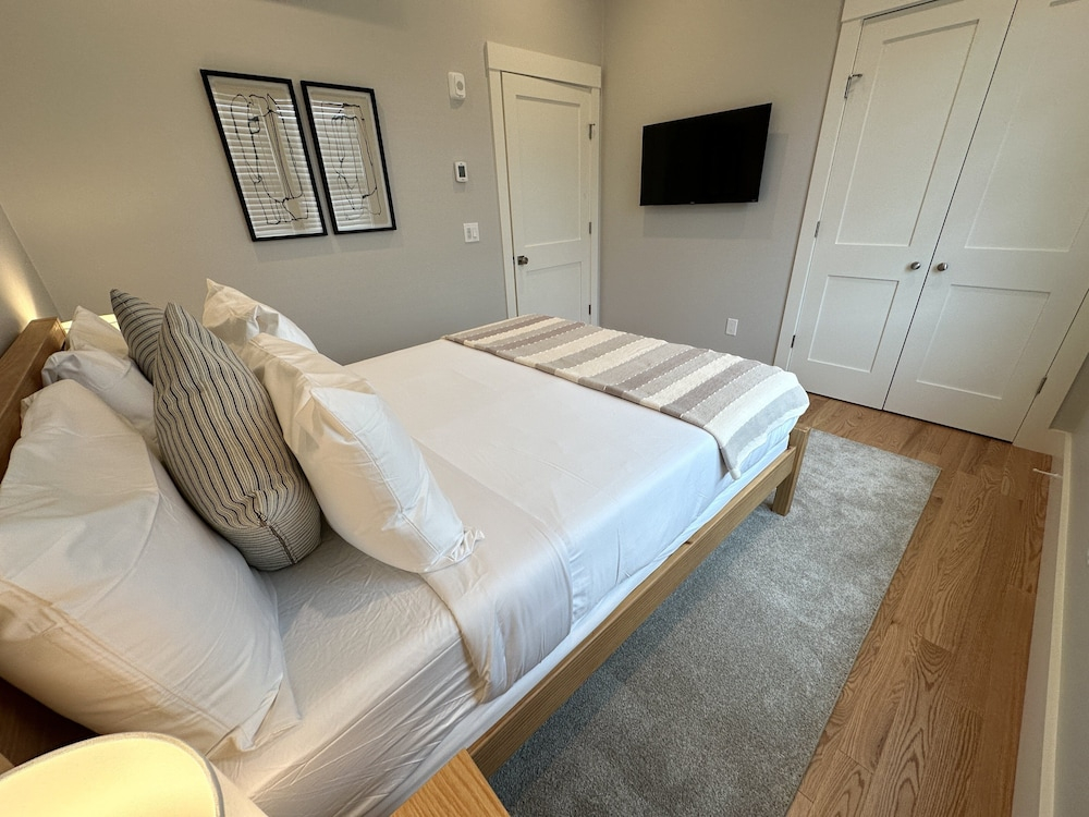 Brand New Construction! 2bed/1bath W/private Deck - Unit 2 2 Bedroom Apts