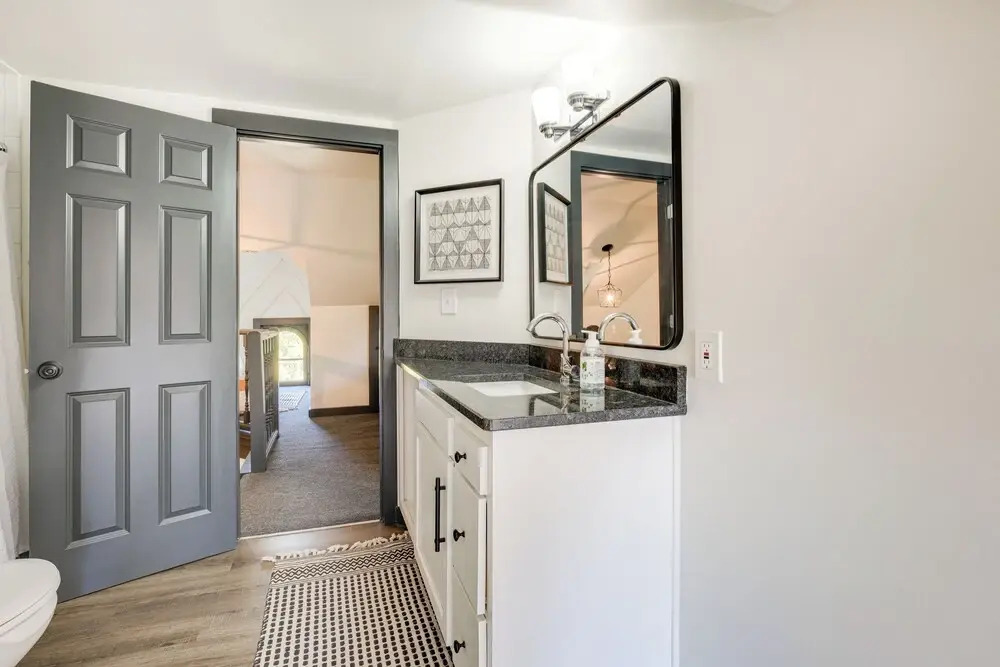 Chic & Historic Apartment ~ 6 Mi to Louisville!
