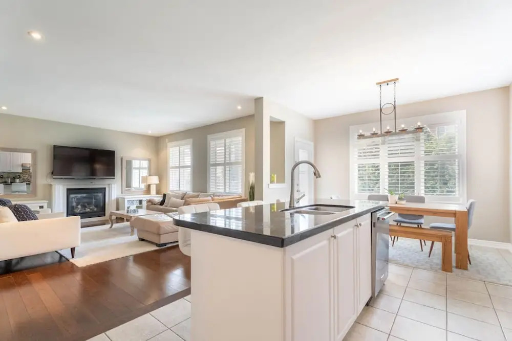 Stylish 4BR Oasis Peaceful Mississauga Location