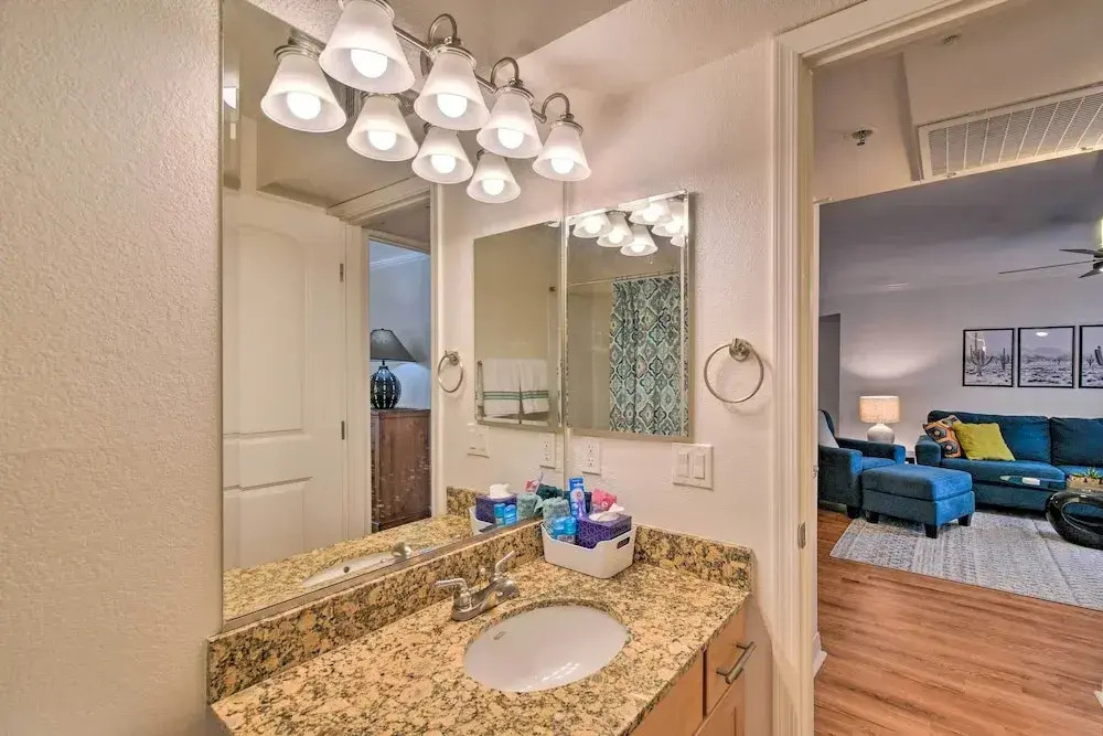 6 Mi to Downtown: Phoenix Condo w/ Pool Access!