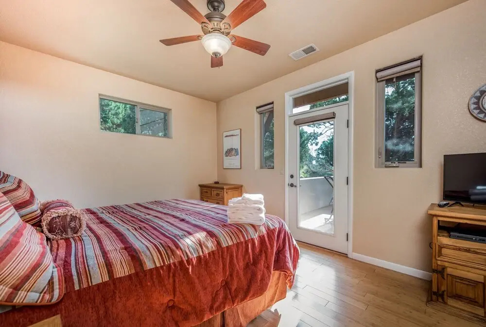 Adobe Mountain Views - Four Bedroom Cabin with Hot Tub