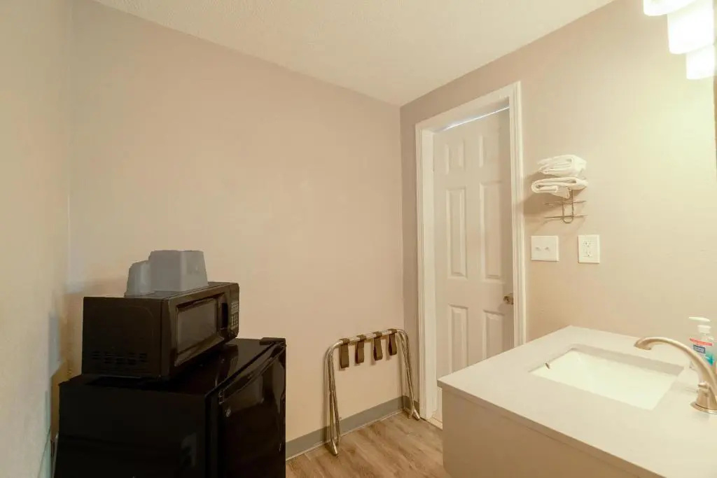 Deluxe Inn & Suites By OYO Miami OK