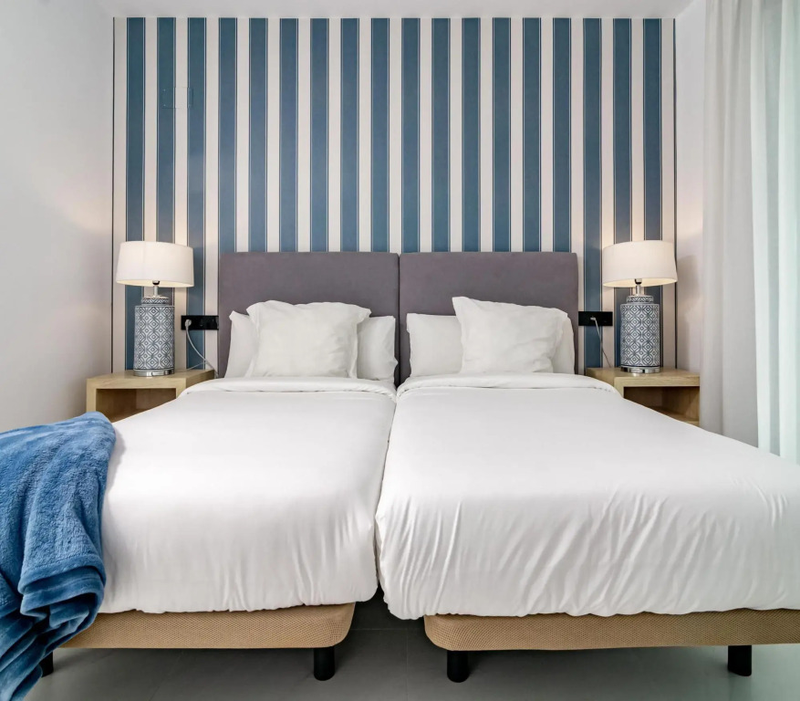LAE9.1I- Apotel Estepona Hills by roomservices