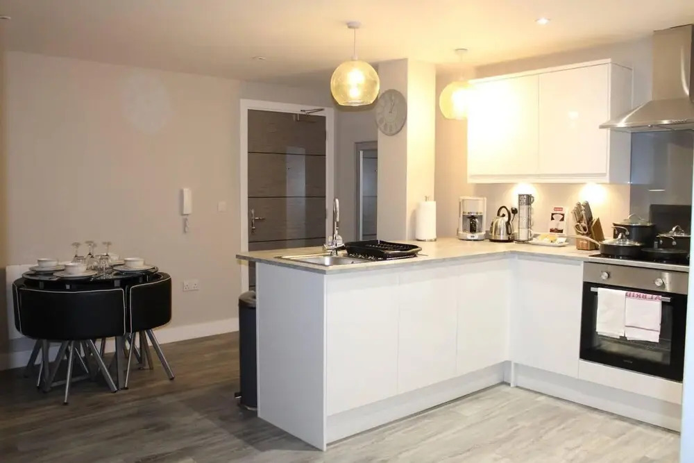 1braptmt W/king BED 4guests Embankmnt Parkg Wifi