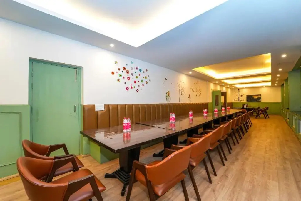 Hotel Glenroy By DLS Hotels