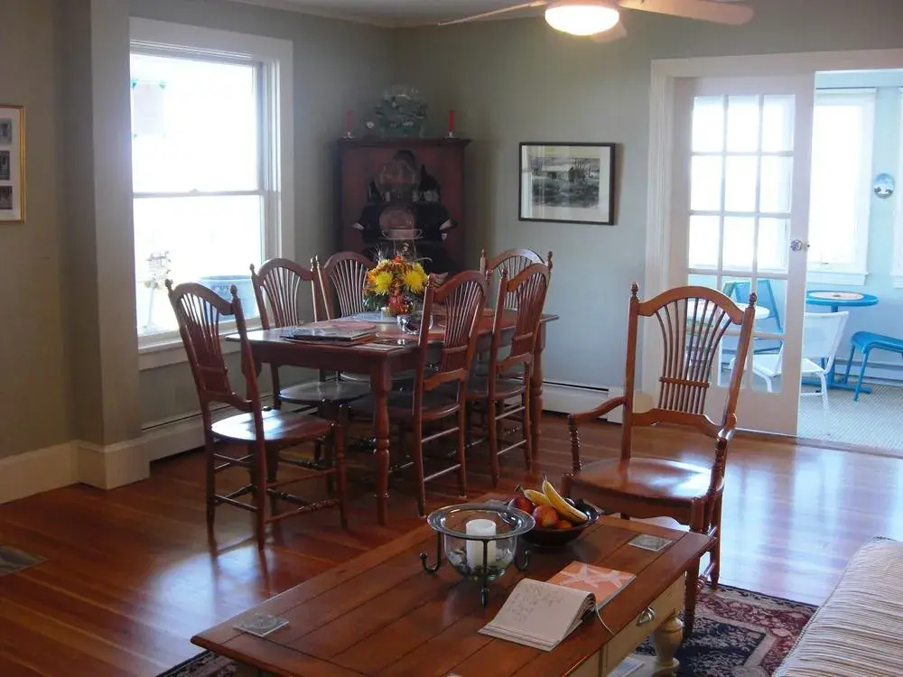 Seafarer Inn