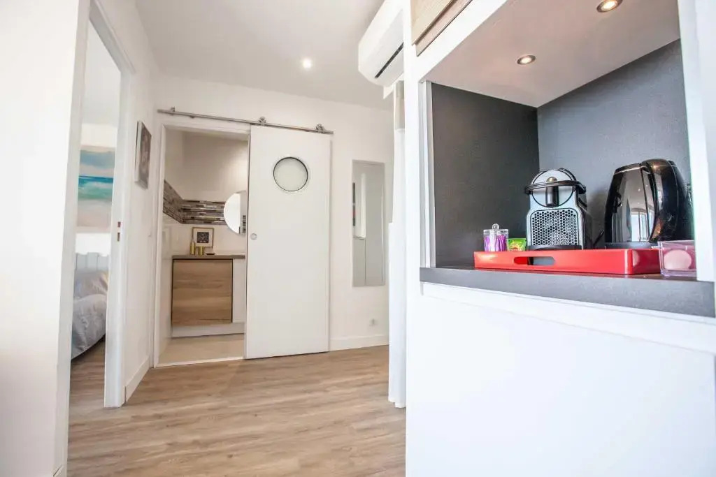 Très beau T2 climatisé refait à neuf, vue mer panoramique exceptionnelle à 120m à pied de la plage