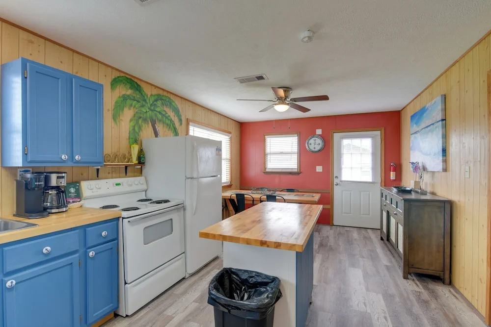 1/2 Mi to Gulf: Family Home in Crystal Beach!