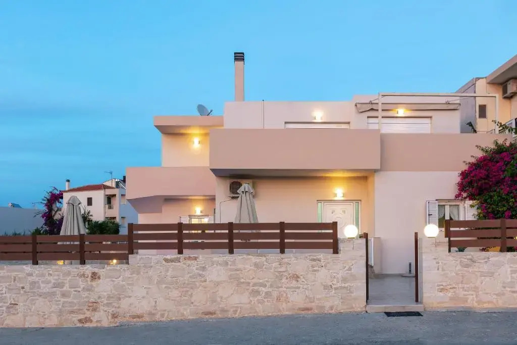 7 bedroom villa with pool, 700m from the beach