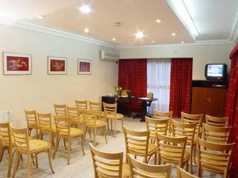 Reina Victoria Suites & Towers
