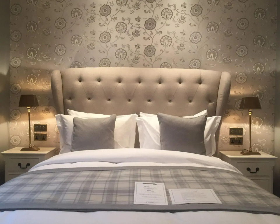 The Hayden Pub & Rooms