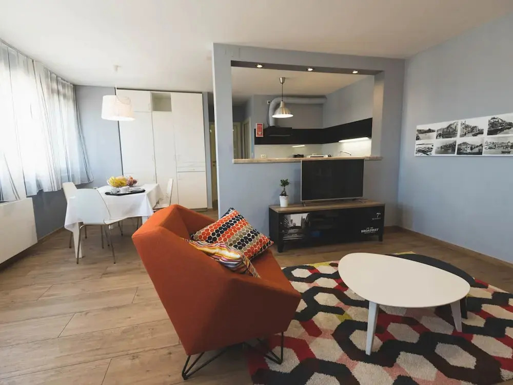 New, Modern & Comfortable, Central yet Quiet, Short Walk to old Town and Beach