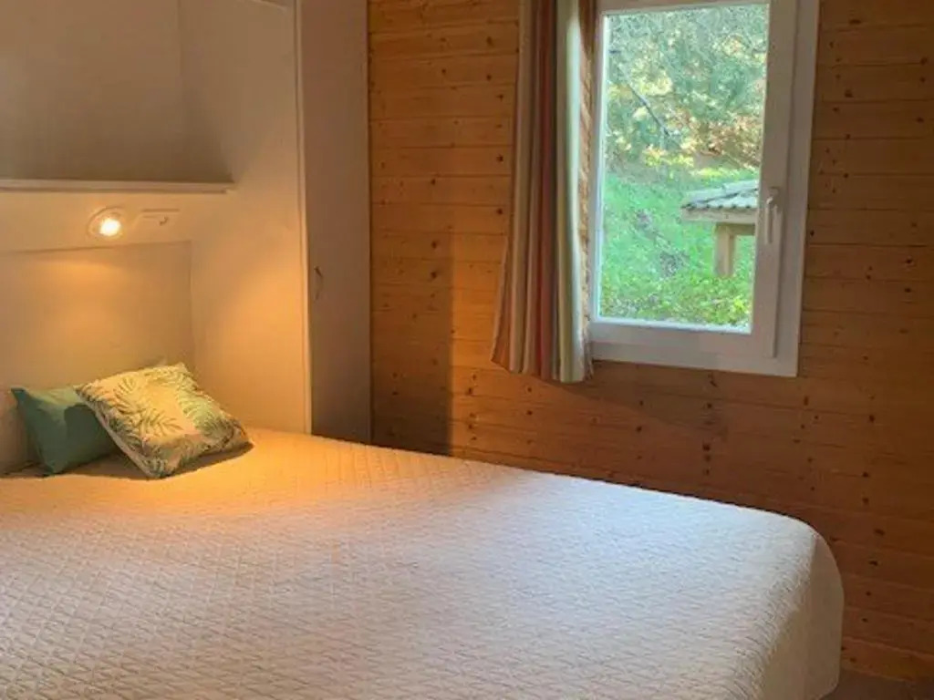 Chalet climatisé avec piscine chauffée et parking dans une pinède calme - FR-1-607-64