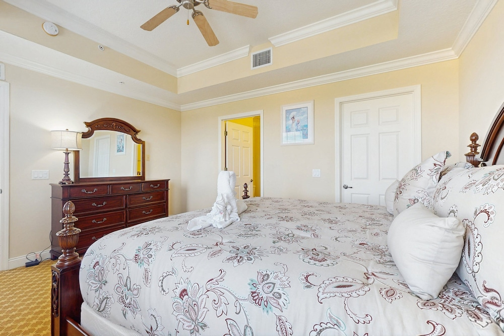 Top-floor 2BR Condo With Golf Course Views, Garage & Reunion Resort Amenities