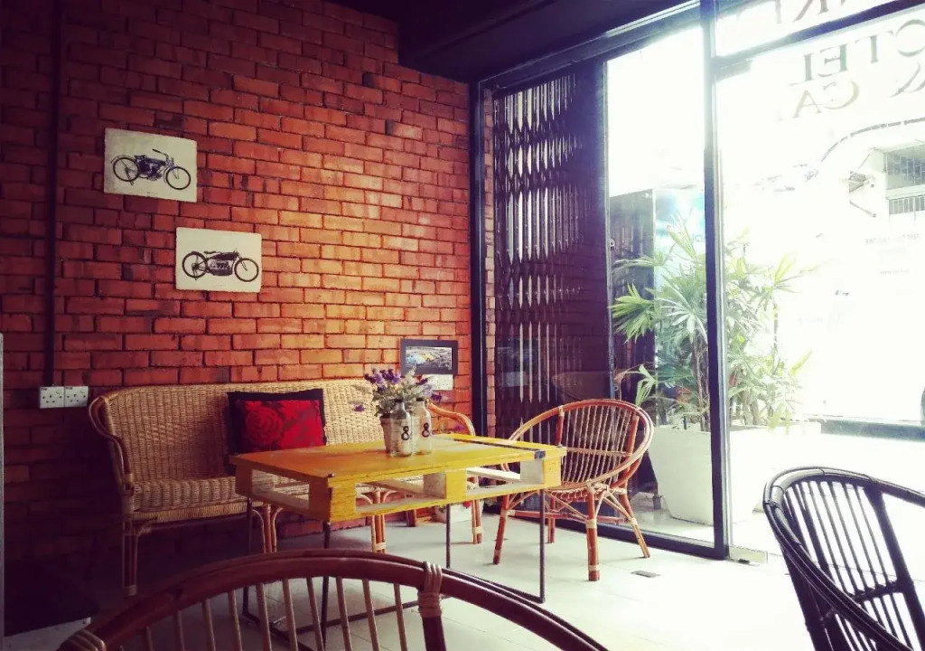Monkey Motel & Café