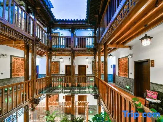 Wutongshu·Lush Mountain Retreat Timber Nook (Dali Ancient City Branch)