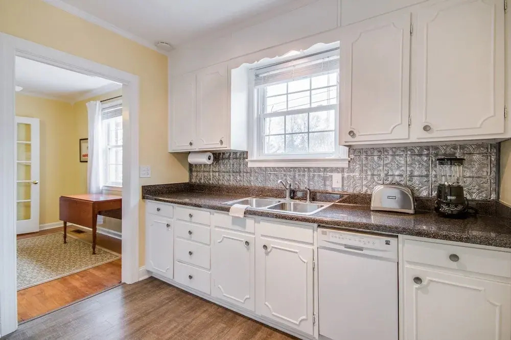 3Br 2BA Inviting Retreat in Hip East Nashville by RedAwning