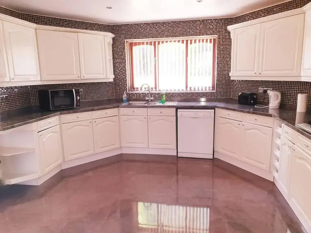 Lovely 4-bed , 3 Bath Villa in Bolton, Manchester