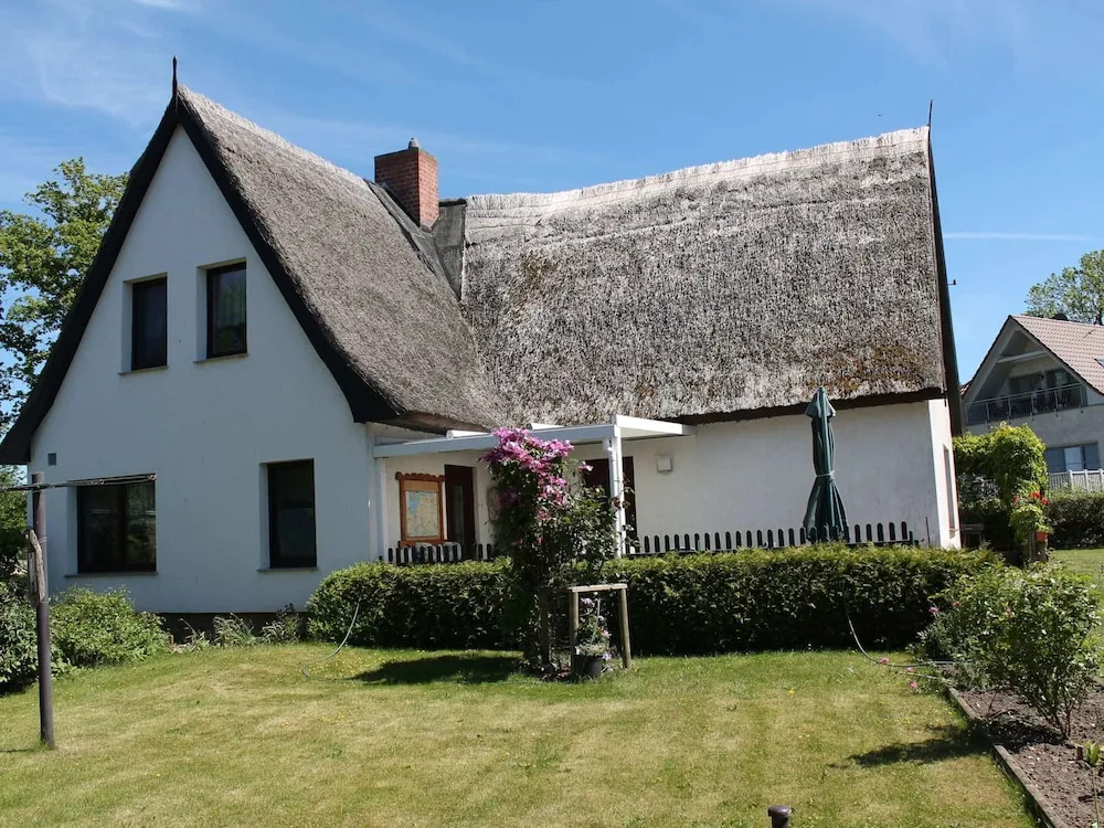 Quaint Apartment in Pepelow near Sea