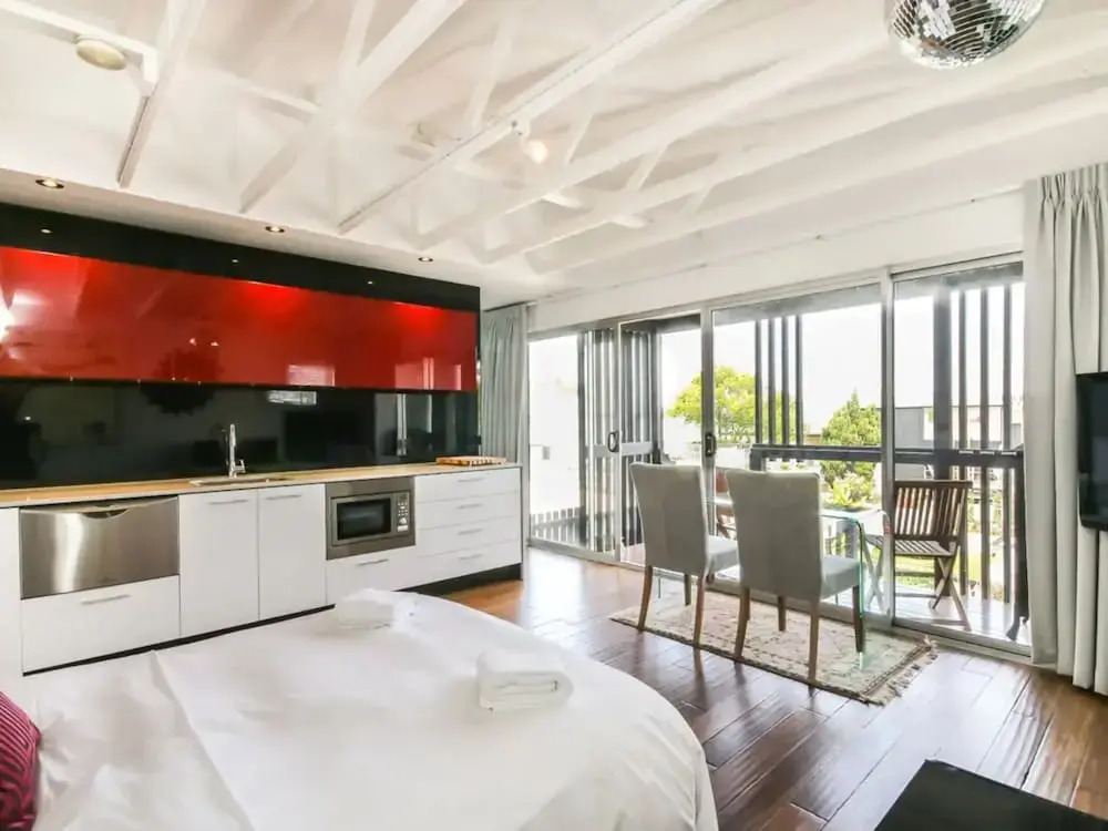 Cool Architect-Designed Studio Close To CBD