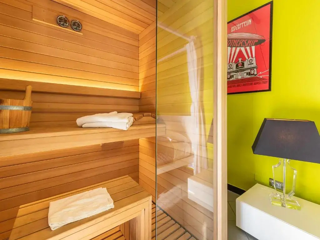 Snob Luxury Suite