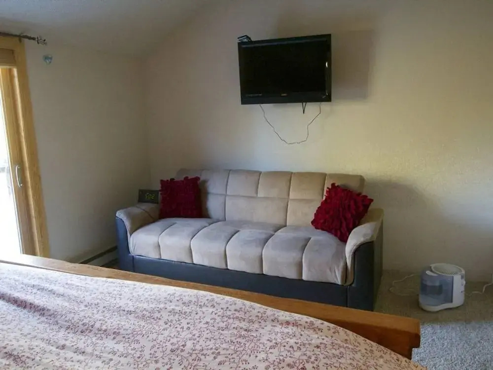 #1695 Winterpoint 2 Bedroom, 2.5 Bath, Walk to Snowflake Lift