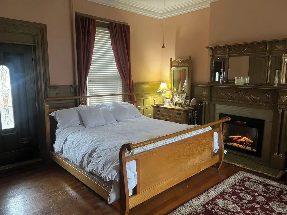 2 Br Victorian Apt 2800 sq ft 2 Floors With Full Kitchen 2 Baths and Laundry