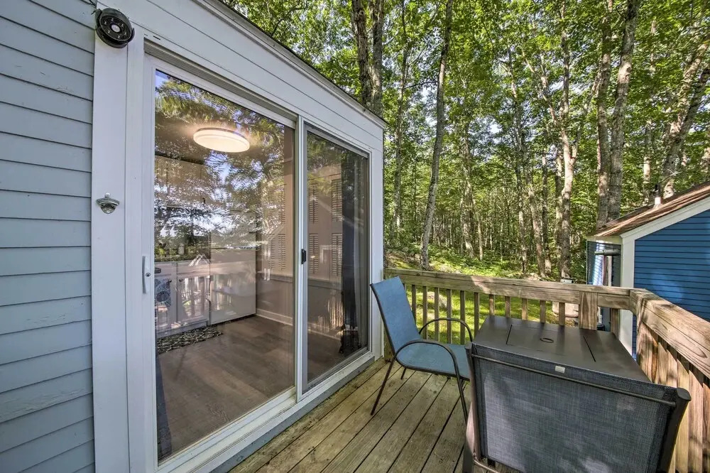 Lush Edgecomb Studio Cottage w/ Fire Table!