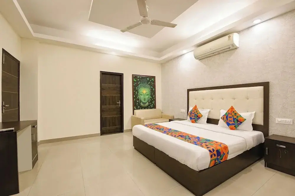 FabHotel Harnoor House - Gold Souk Mall