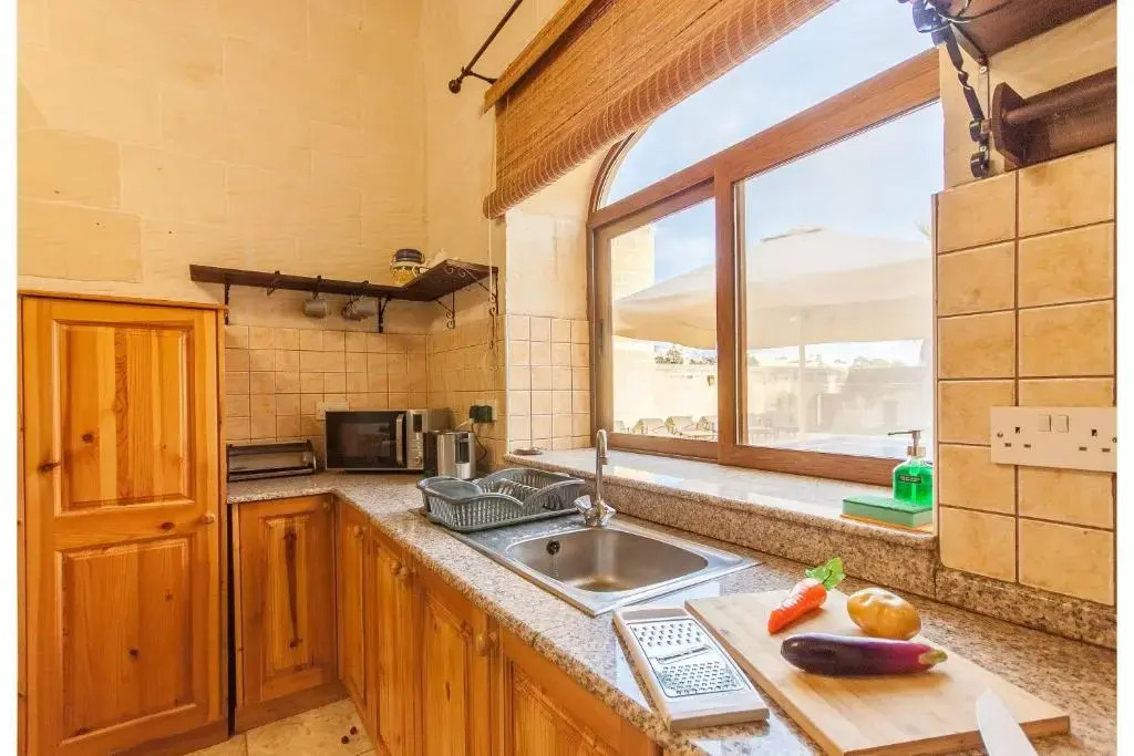 Centre Island Gozitan Farmhouse & Pool - Happy Rentals