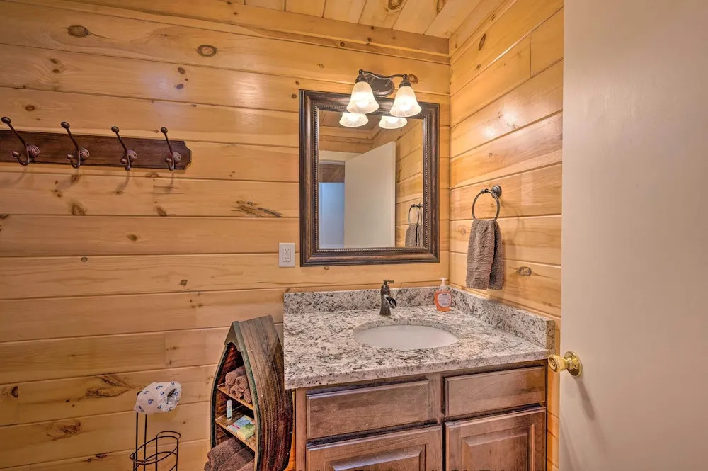Broken Bow Bungalow - Relaxed Retreat With Deck!