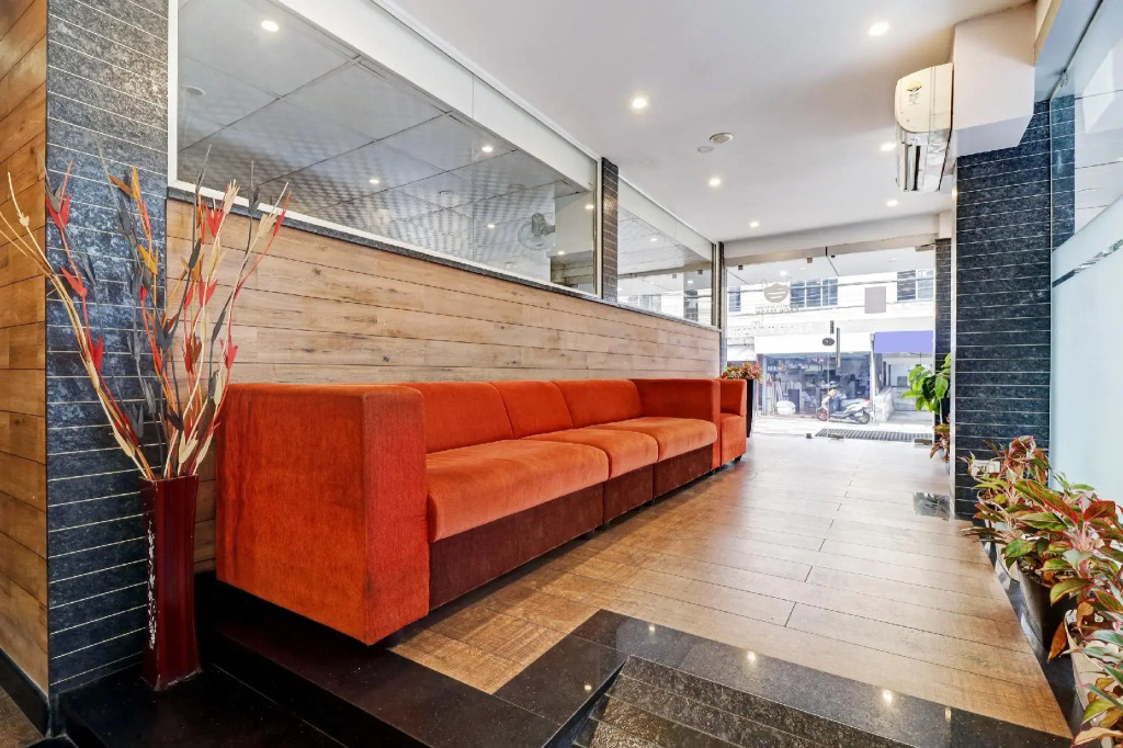 OYO Townhouse 595 Majestic Inn